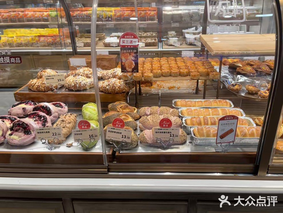 人潮涌动的面包店