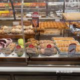人潮涌动的面包店