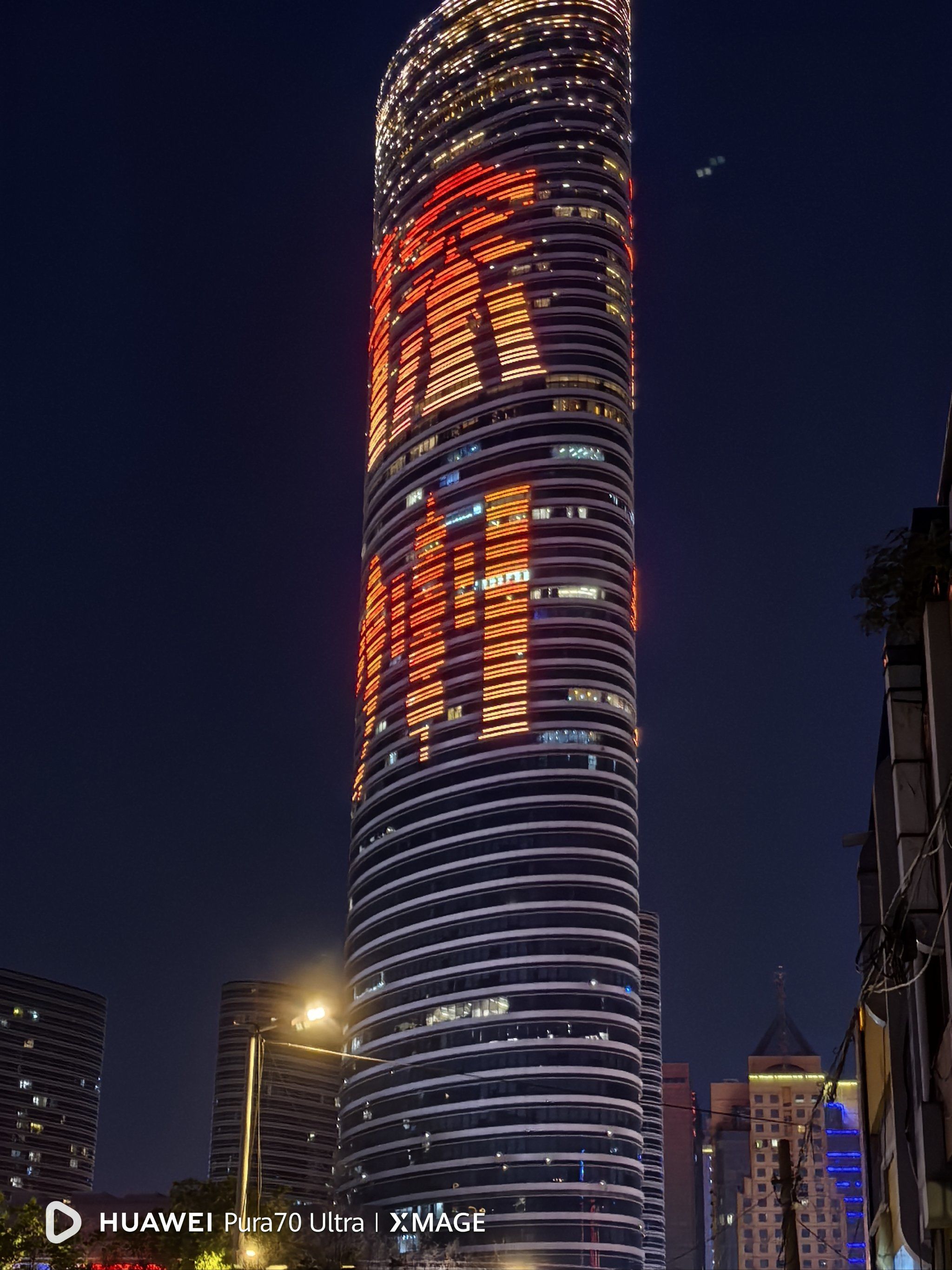 烧烤地锅鸡真的很好吃 夜景也是绝美 很不错的高楼