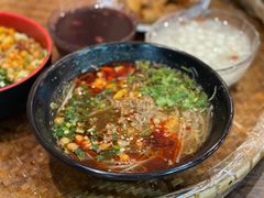 -爆炸头阿姨小四川正宗川味小吃(无任何分店)