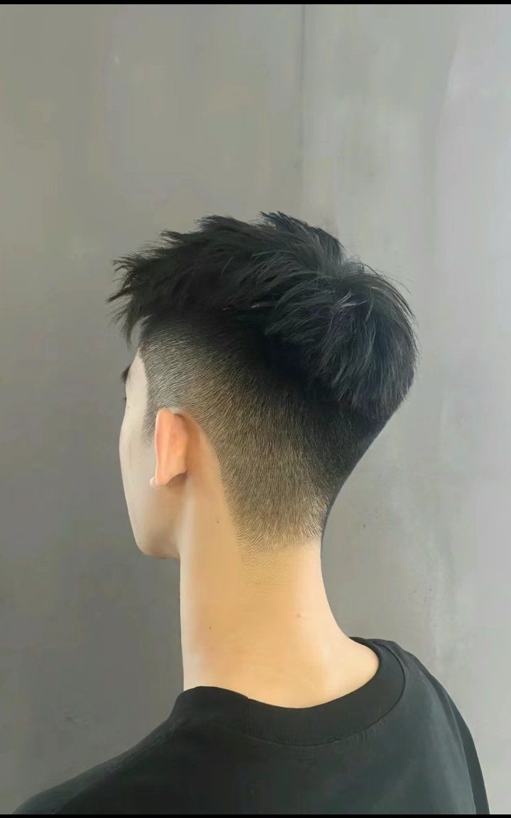 长形脸,瓜子脸,
效果:立体蓬松,拯救头顶,后额发区扁塌
#男士发型