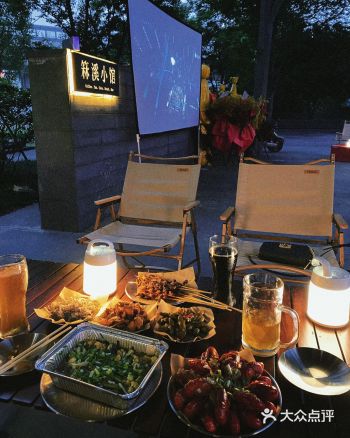 100种夏天的文案都不及在小区里的露天电影烧烤的美好