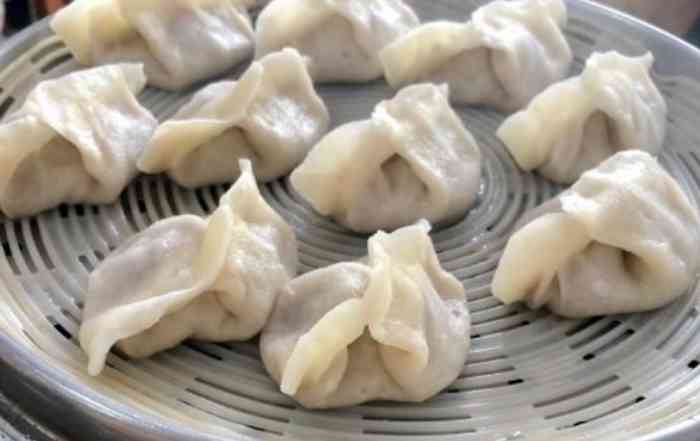 驴肉包子绝了太好吃了味道很不错两个人吃两屉加点菜就可以吃很多味道