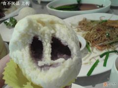 给咬了一口的包，好像猪鼻子-御花园·粤菜·海鲜火锅(中山公园店)