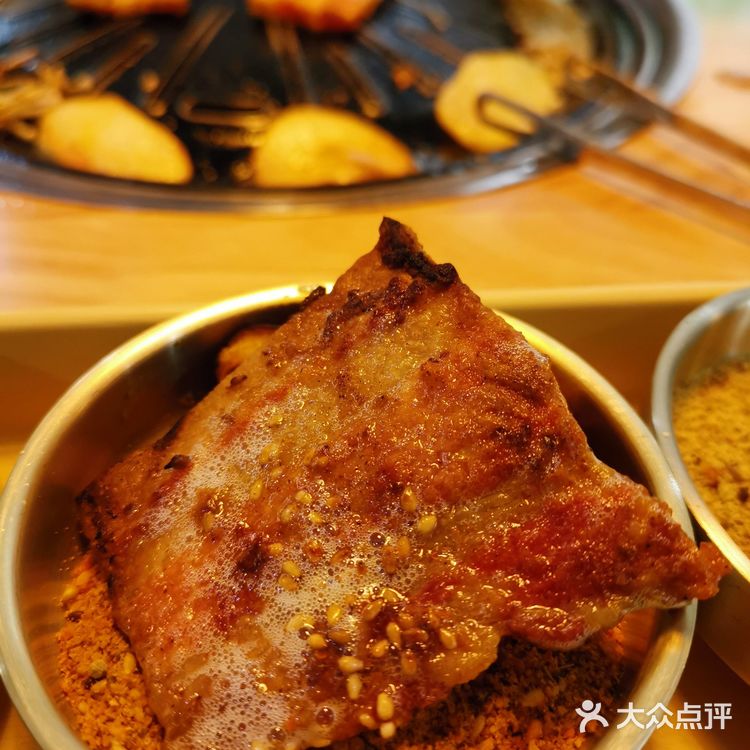 雨天室内吃现烤战斧牛排