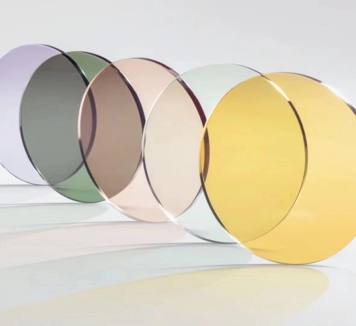 染色镜片,通常指通过特殊工艺将颜色渗入镜