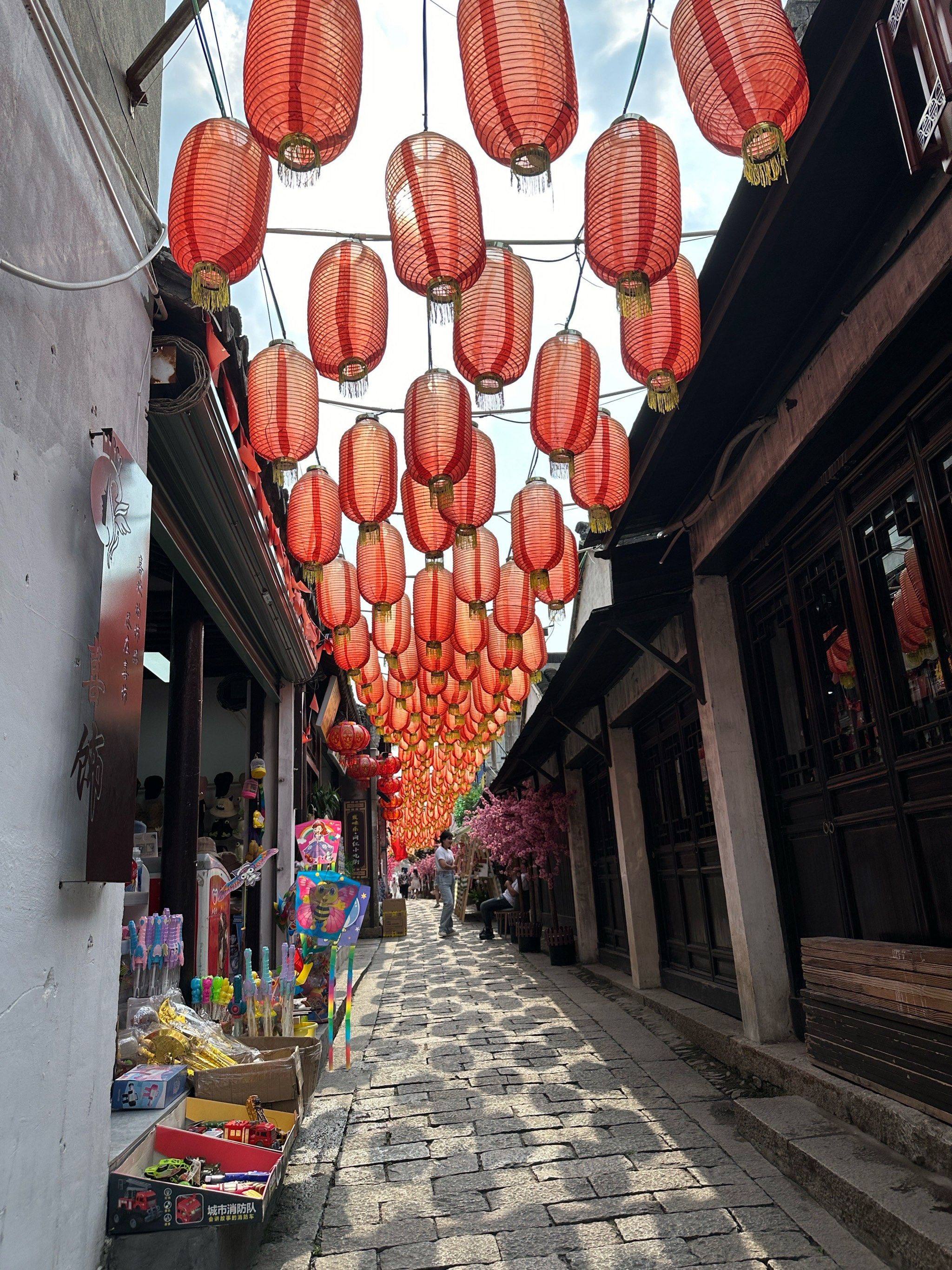 真的有没有千灯不确定,有灯笼的小街确实不少,大景点免门票,古镇古