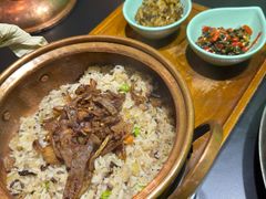 牛肝菌铜锅豆焖饭-桥边小楼·手工云南菜·古城观景小楼