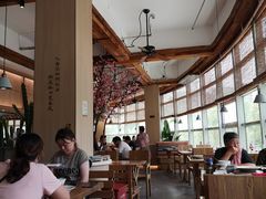 靠窗位-蜜桃餐厅·伴山(湖滨商业街店)