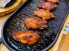 料理烤焦香翅中-老东镇啤酒屋海鲜加工·蒸汽海鲜·海鲜烧烤(台东店)