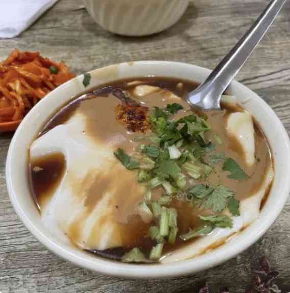 「商河老豆腐」里面加了韭花麻汁香菜,和豆腐脑很像,配料很足