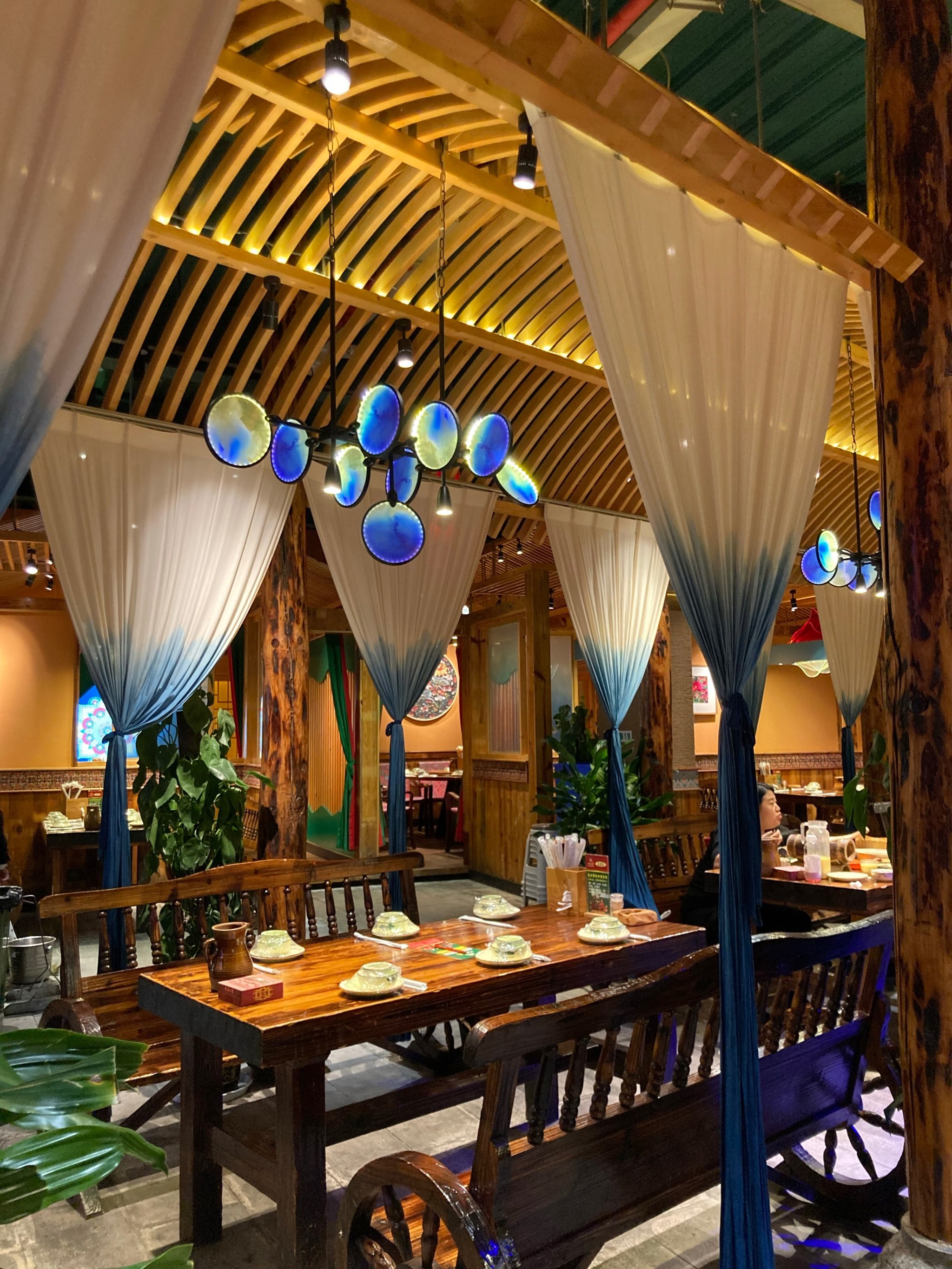 又是一家昆明的特色餐厅 餐厅挺有氛围的