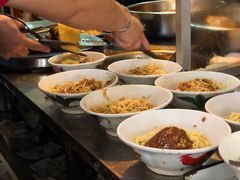 -松树干拌面店