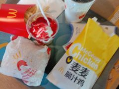 草苺冰淇淋-麦当劳(展览路店)