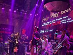 -FOUR PLAY BAR