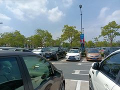 -奕欧来上海购物村停车场