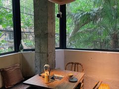 靠窗位-毛辣果·酸