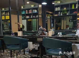 媳妇大晚上的回来，就是为了捯饬一下头发，没多想骑了自
