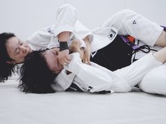 -菠萝格斗巴西柔术训练馆