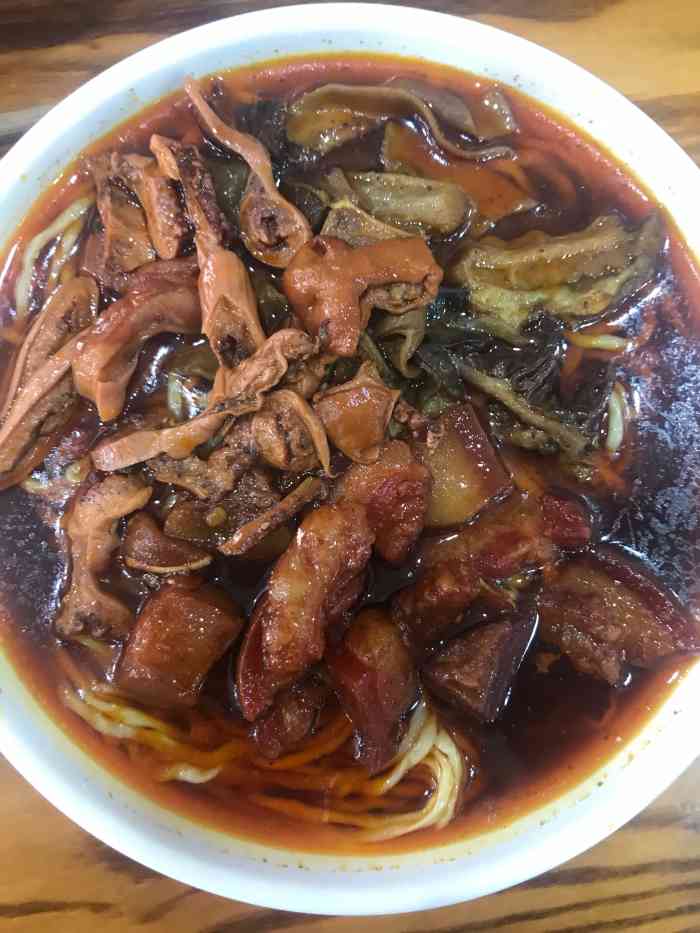 意外发现这家店,其他人都要的店招牌牛杂红汤面,我