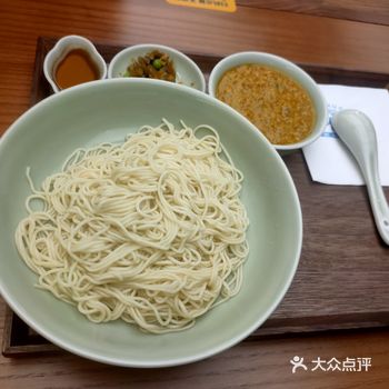 一口蟹黄面下肚，满嘴的鲜香味炸裂口腔，好不惬意环顾四