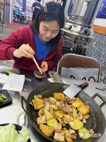 配有八种蘸料的烙锅～这家算是烙锅界顶配了