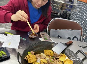 配有八种蘸料的烙锅～这家算是烙锅界顶配了