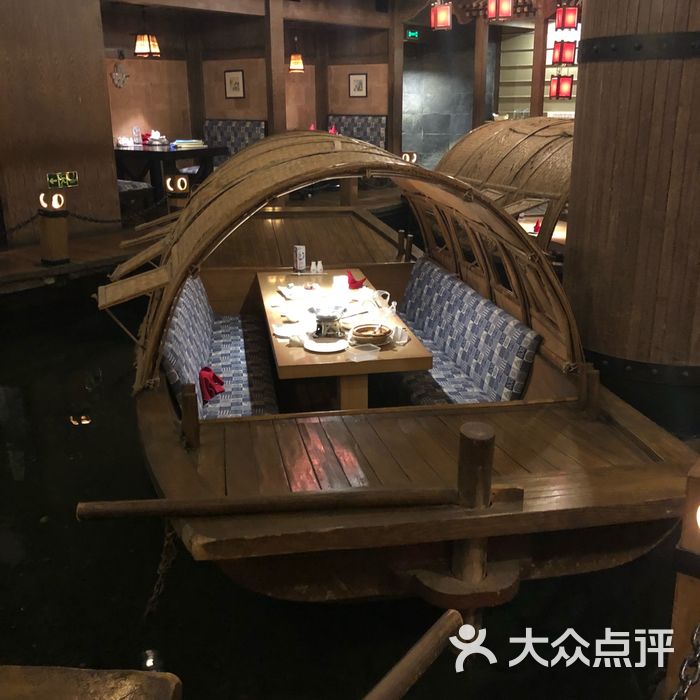 洪泽湖边上船上的饭店图片