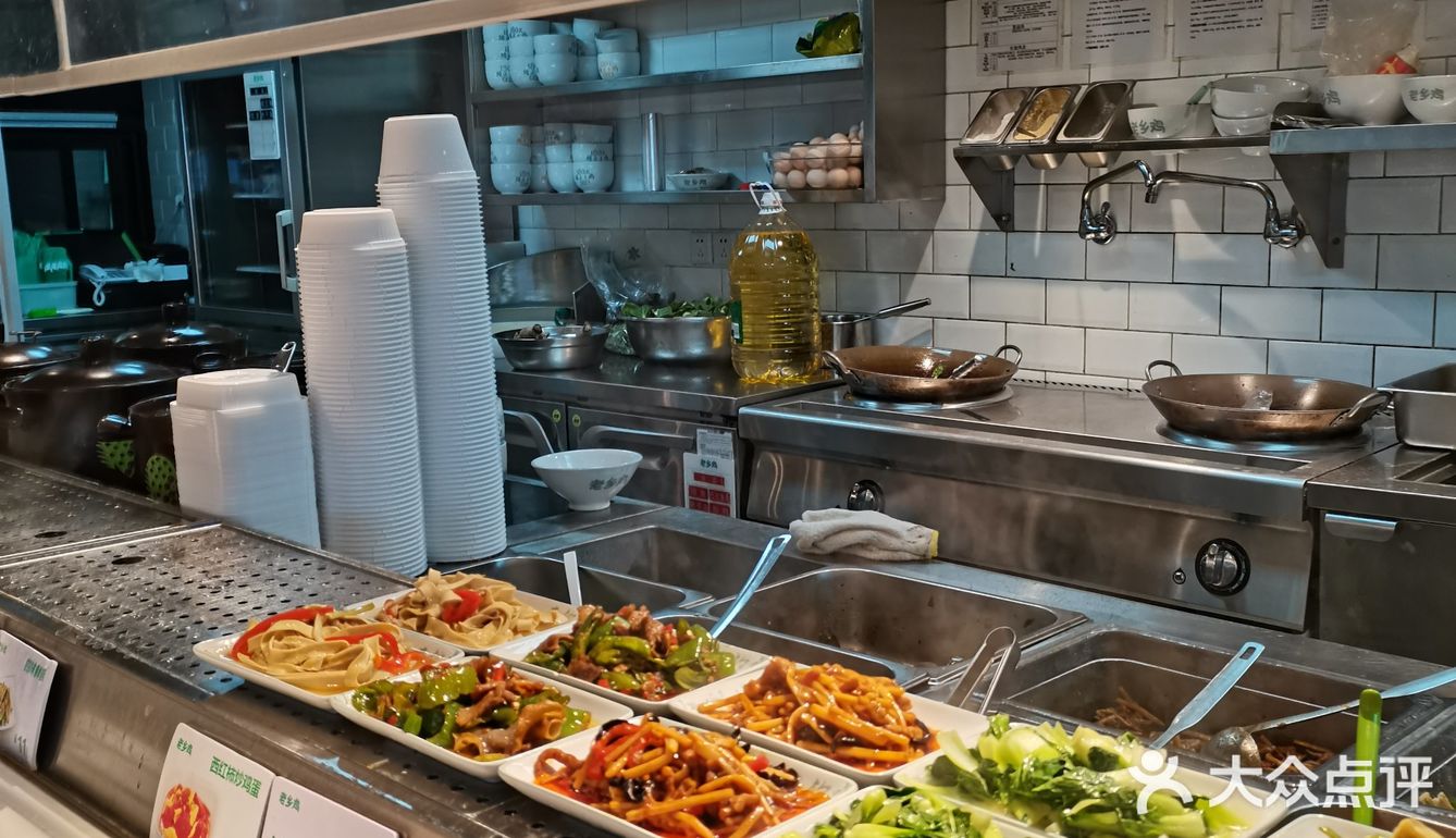 店铺就在循礼门轻轨站站台下面，非常好找