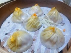 手拆六月黄小笼包-苏小柳点心·手作小笼包(浦东嘉里城分院)