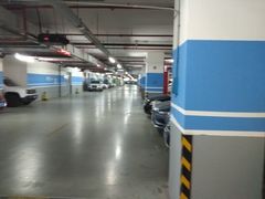 -绿地缤纷城-停车场