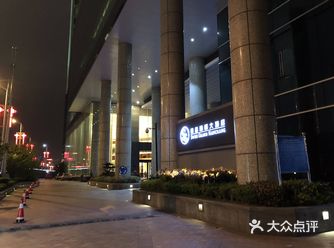 与江南三大名楼的滕王阁相隔不远