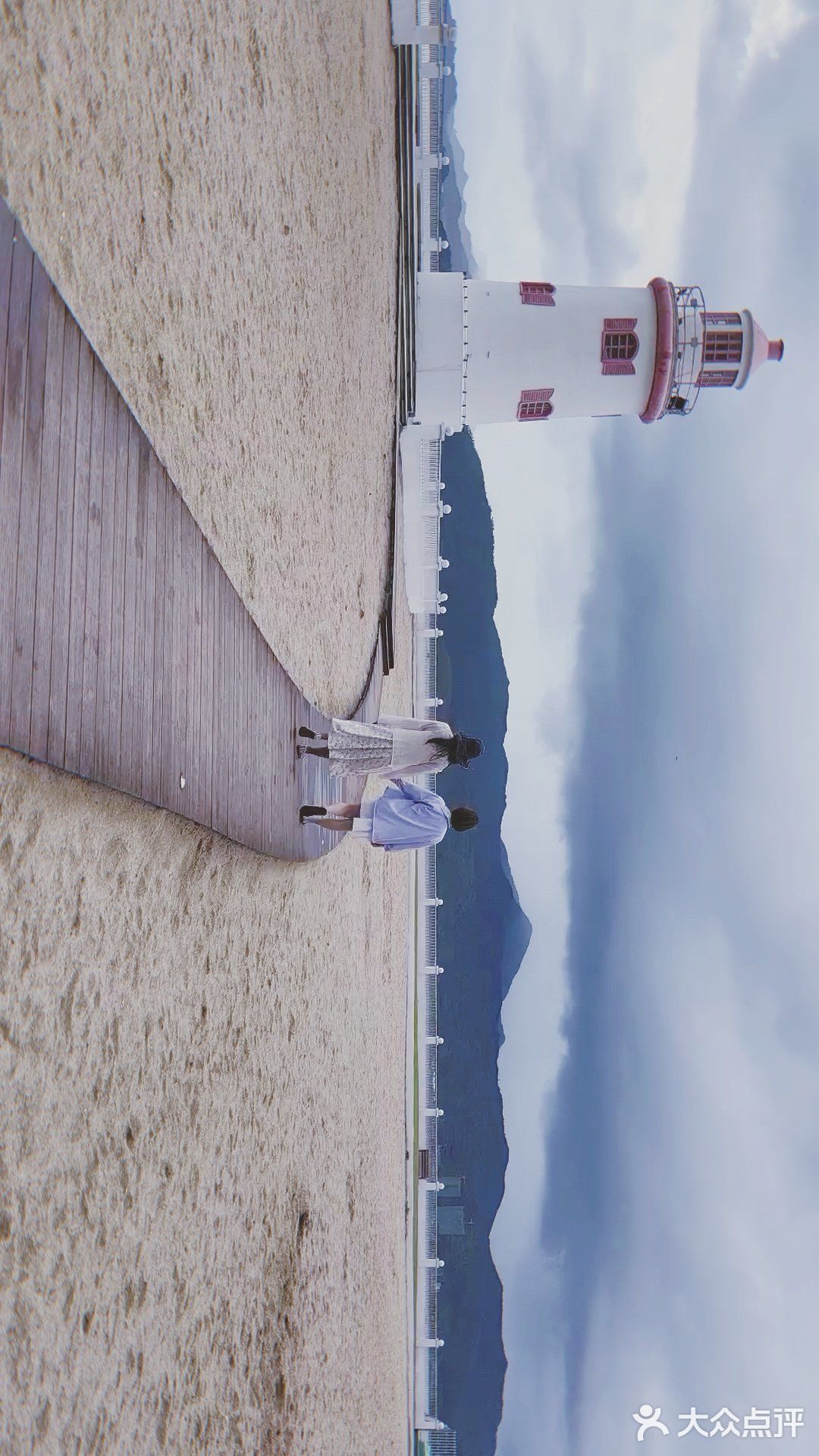 穿过融创海湾半岛海景，就到了海边沙滩