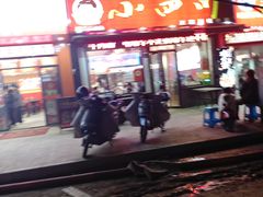 -爆炸头阿姨小四川正宗川味小吃(无任何分店)