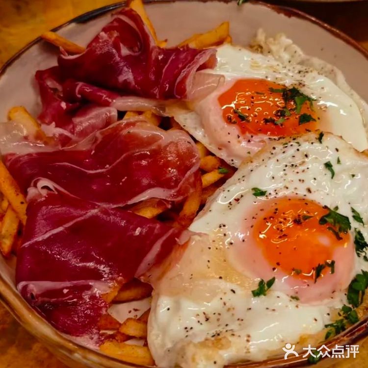 夜晚的烛光与美味佳肴