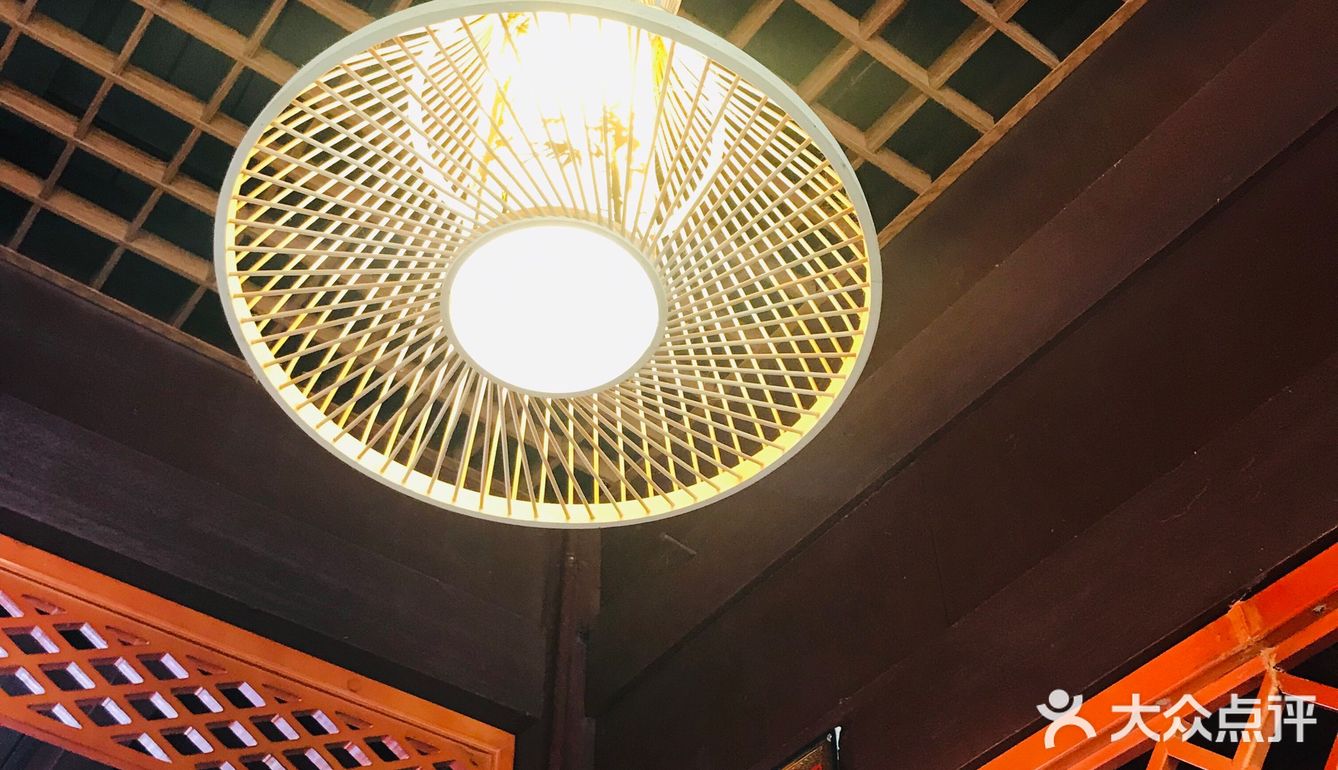 世界之窗走一圈，热得飞气。路过餐厅，门口的阿姨喊了句