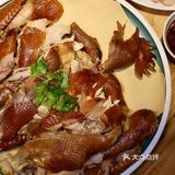 老关东铁锅炖位于浦东新区梅花路，一入店内