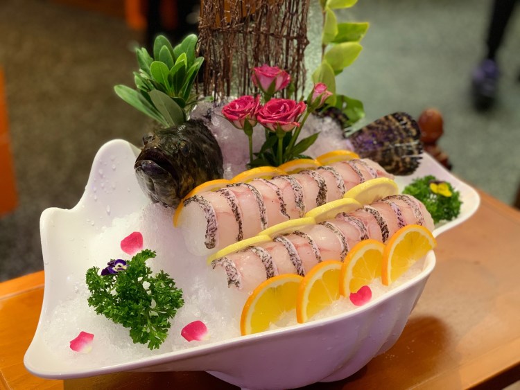 老虎斑刺身:鱼肉新鲜,很薄,稍微涮一下就可以吃了.