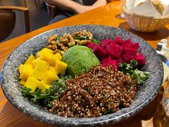 牛油果甘蓝沙拉-普兰达德国餐厅·德式脆皮烤猪肘·自酿啤酒(观唐店)