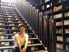 满满当当，从天空到地面的书籍。-钟书阁(松江泰晤士小镇店)