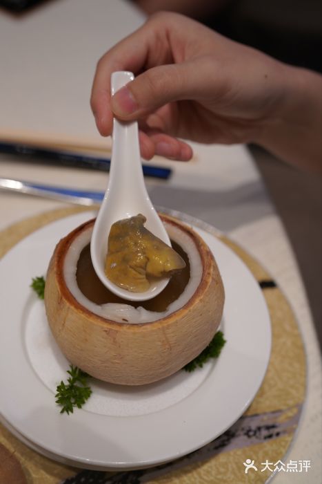 富临饭店阿一鲍鱼椰皇响螺炖鸡汤图片