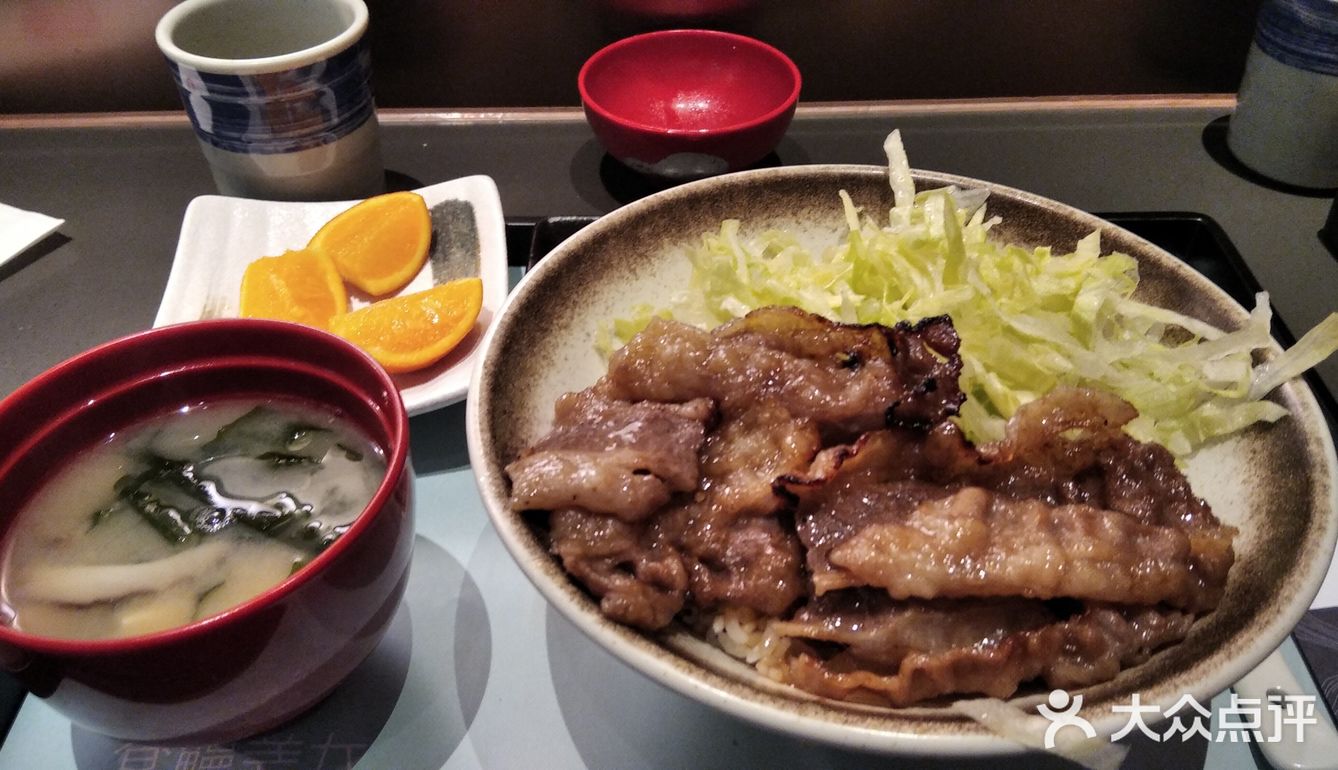 正好去静安寺逛街,逛到芮欧百货就看看有啥吃的