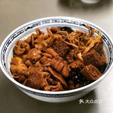 大肠毫无异味，口感肥中透着嚼劲，卤水香而甜，越嚼越香