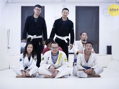 -菠萝格斗巴西柔术训练馆