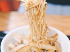 -松树干拌面店