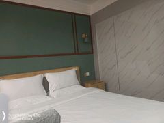 -宸玥酒店(成都西南财大地铁站店)