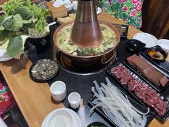 -果松木炭酸菜铜火锅·外婆参鸡汤