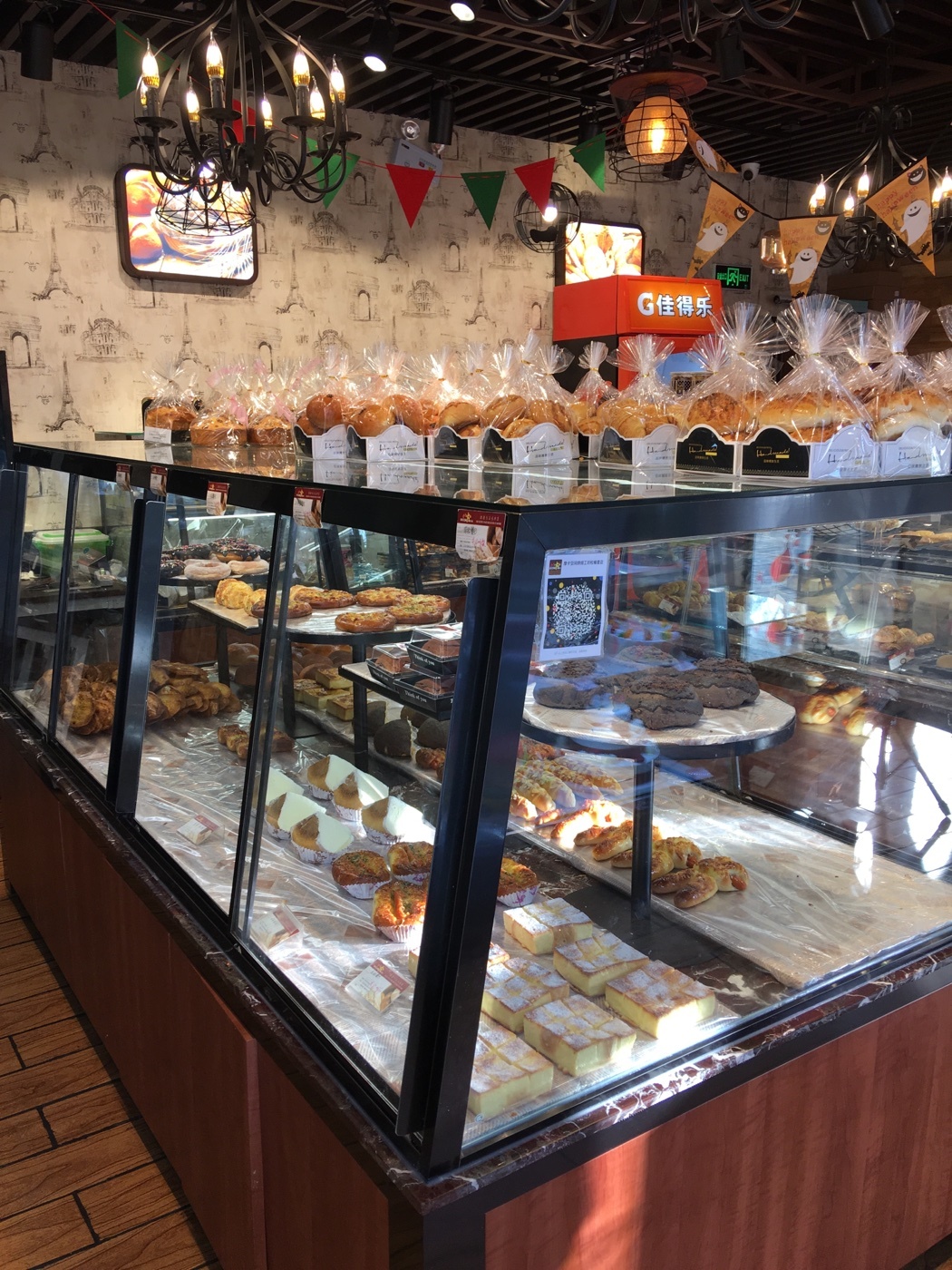 摩卡空间貌似来这里买西点面包的人没那么