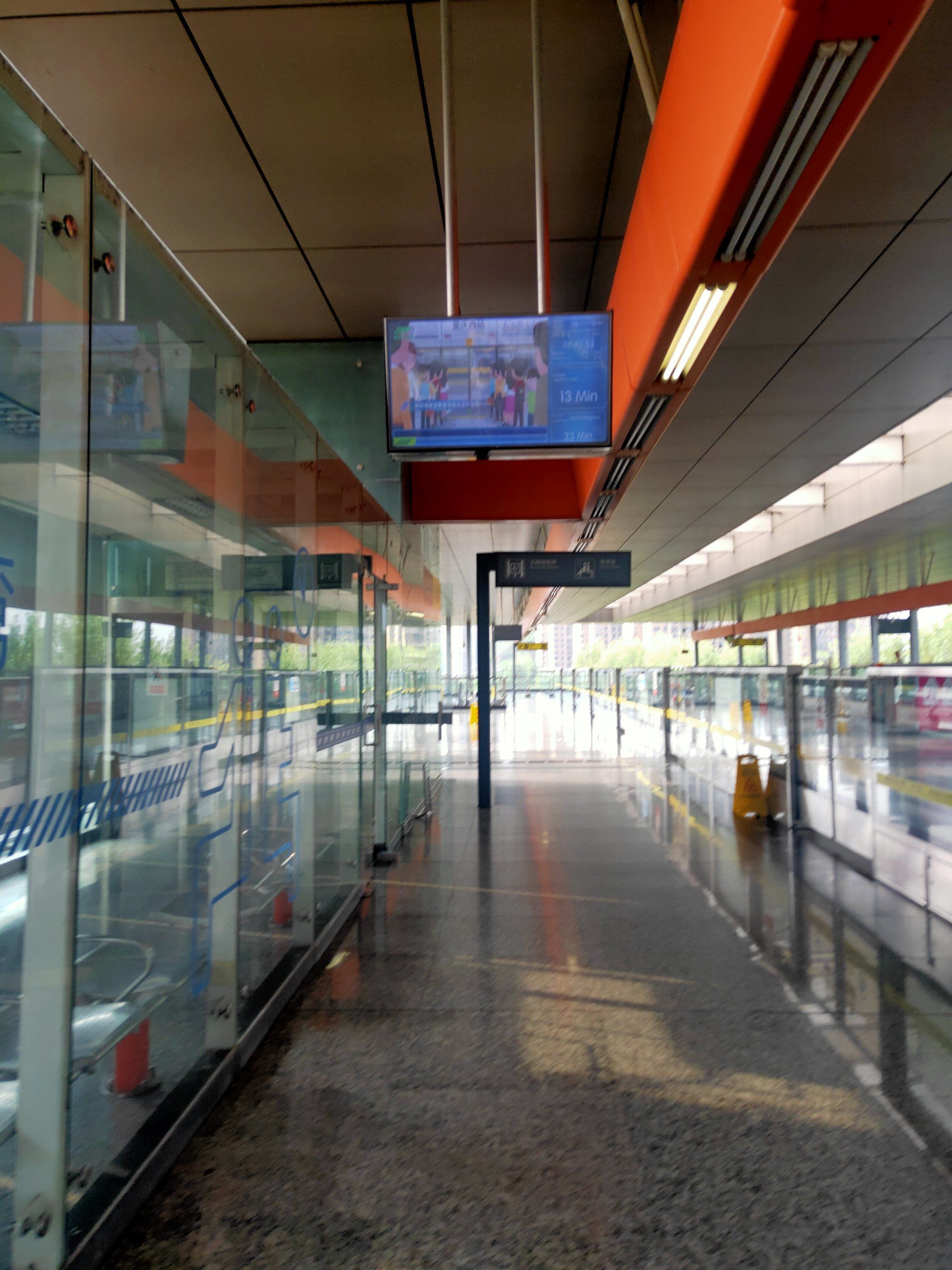 鱼洞2号线是二妈线,等待时间一般都得十几