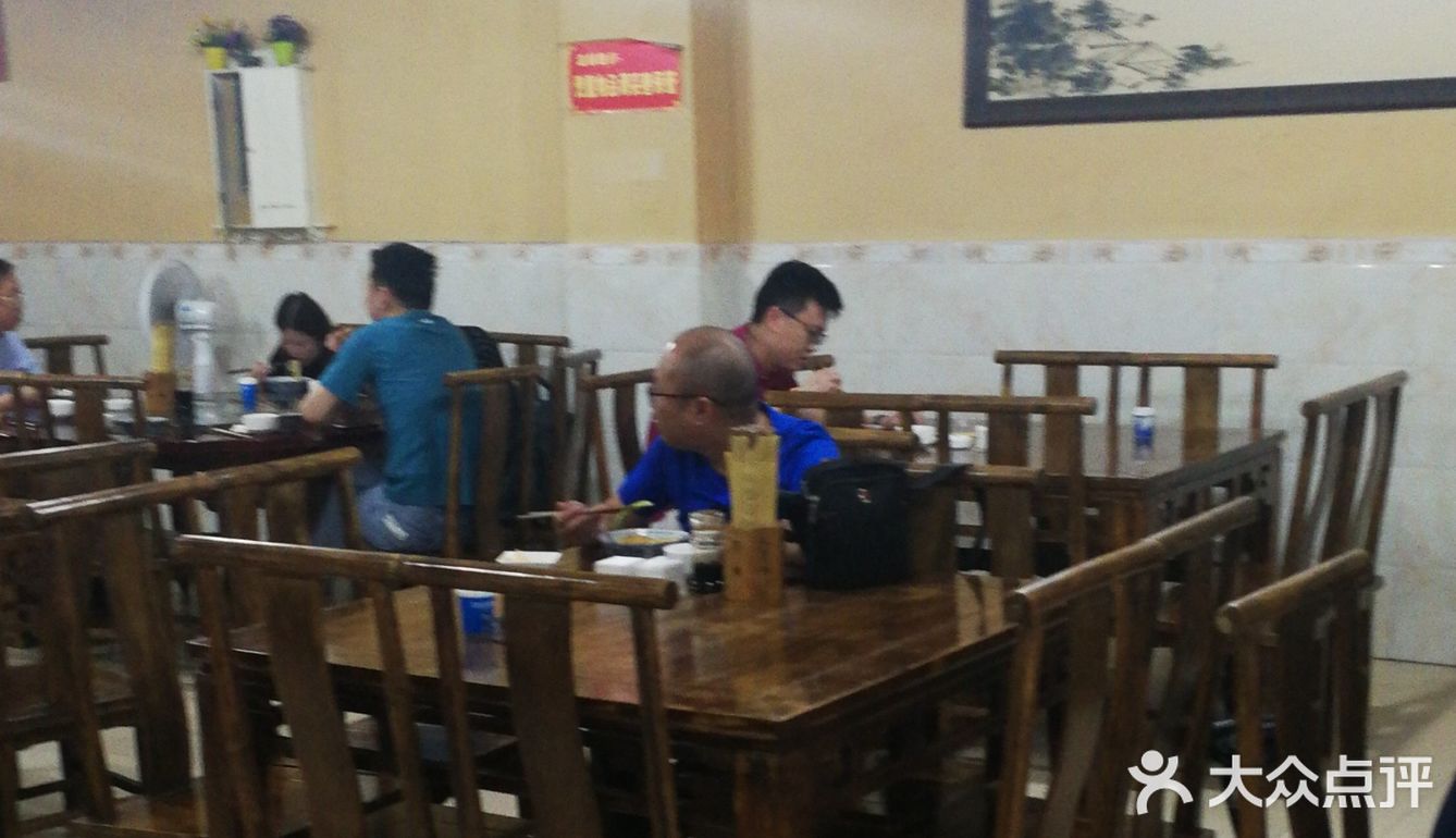 老板和服务员都忙不过来，一路小跑，可见生意兴隆